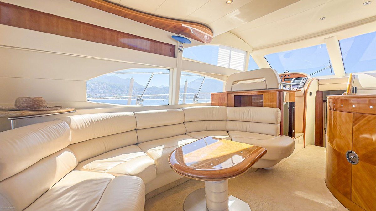 Salón de un yate Azimut 52 en renta en Puerto Vallarta, ejemplo de ficha publicada por el dueño con fotos reales