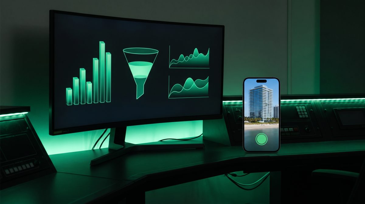 Monitor curvo con gráficas de costo por prospecto, embudo de conversión y ritmo de presupuesto, junto a un celular con un anuncio de un desarrollo frente al mar.